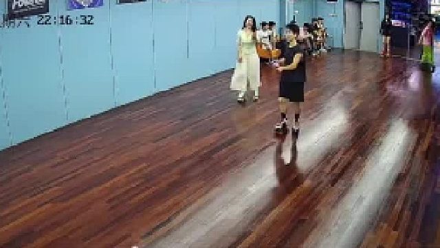 眼睛不看，如果是一棵水泥柱你也撞过去吗？
