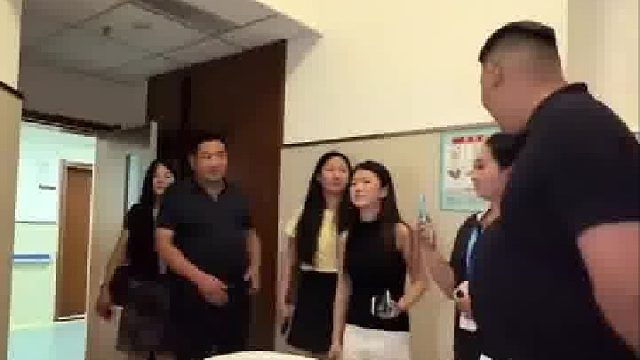 员工的妈妈在老家干活时被村里人打伤住院,老板娘立马带着家人赶到医院为员工撑腰