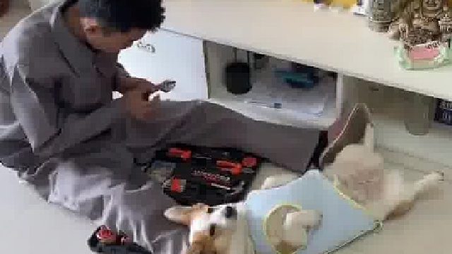 约师傅上门修电视机没想到提前到了，远程开锁让他先修，结果看监控发现……​