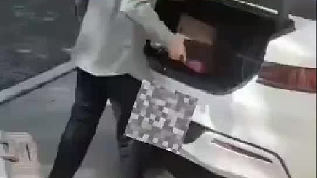 顺风车司机不满乘客行李过多要求加钱，乘客取消订单后司机将行李暴力扔下车