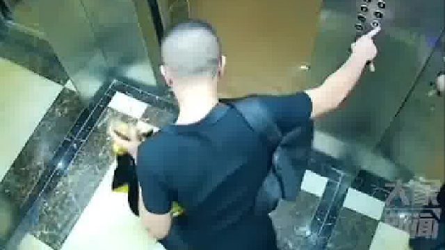 男子乘电梯下一楼开门瞬间积水涌入，男子连连后退试图按键关门​