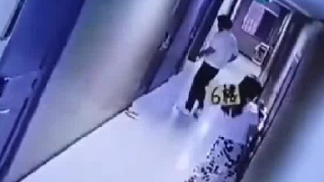 什么酒店门这一下就开了？是要倒闭吗