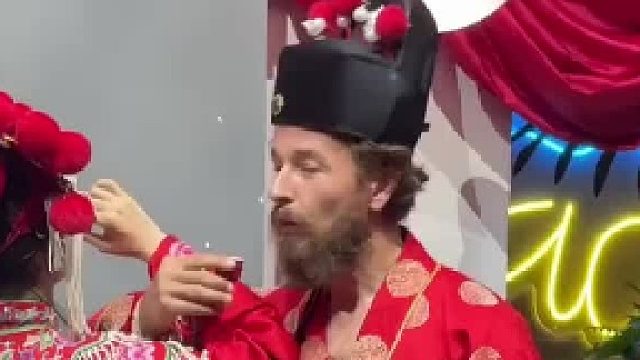 咋一看，像弼马温