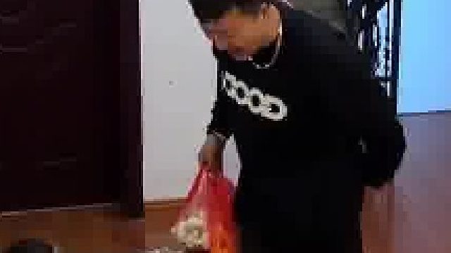 男子下班买菜回来，从袋子里掏出一支花跟钱扔给老婆