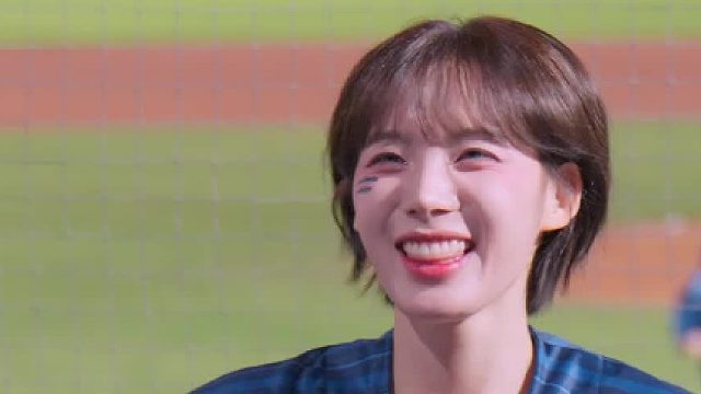 谁能拒绝一个会笑的棒球女孩呀