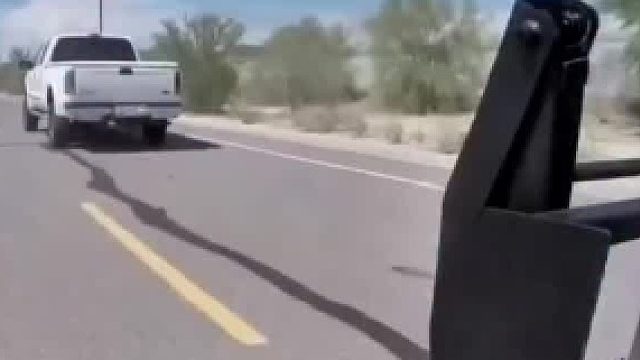 看看警察如何使用抓钩保险杠阻止追逐