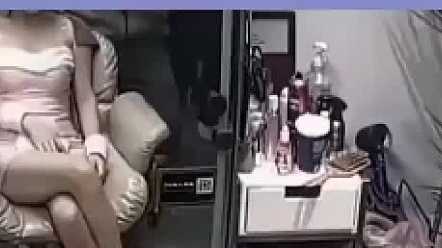 美女双腿上来又下去，理发师的行为亮了，下一秒又开始整事情