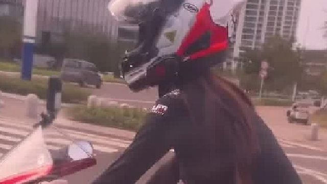 她在外面穿这种瑜伽裤本身也很引人注意