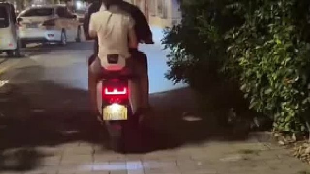下班路上看到黄毛带个小丫头，越看越熟悉