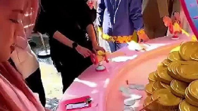 迪士尼钓金猪游戏，女孩意外获得一等奖
