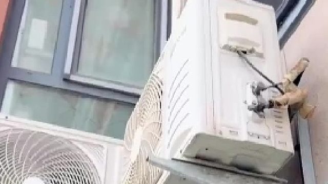 楼上空调水滴到自己家来，劝说无用，于是在水滴下加了个盆