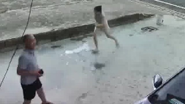 安徽三轮车大哥遭雨水一路追赶