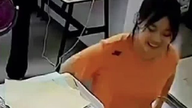 顾客把完成的拼豆拿去给老板烫，结果在放入机器的瞬间打翻了！