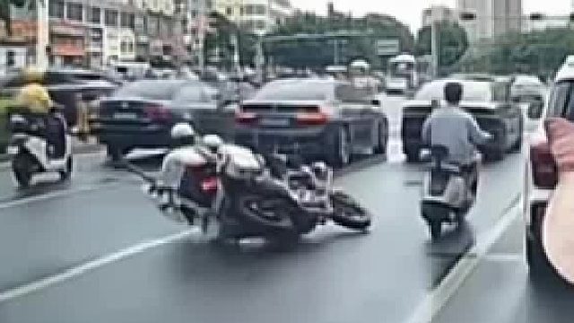 交警：骑上给我追，没带头盔不扣个50块这白摔了
