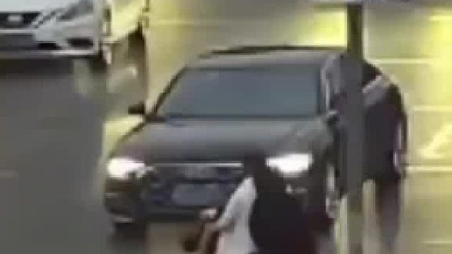 拿了头盔，又没把眼拿下来，怎么不看路上的车呢