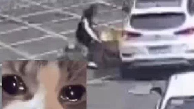 骑车手机不离手，心存侥幸，结果一头撞在别人车上