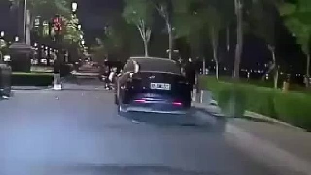 网友热议：非机动车道聚餐还扔椅子挡车？这文明吗？