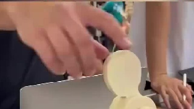 大家用模型演示搬东西，这样搬东西对腰的损伤最小