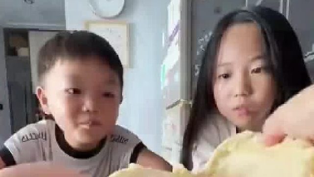 女子买了一块烧饼，结果到家后两个孩子都想吃