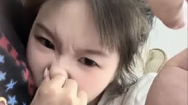女子首次上门见家长躺在男友怀里捏着鼻子，镜头一转看到男友父亲光着脚躺在旁边