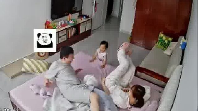 女子硬核叫老公起床，直接来个泰山压顶，女儿也学妈妈给爸爸来一下​