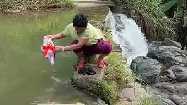 大娘在河边洗衣服，泡沫铺满河面