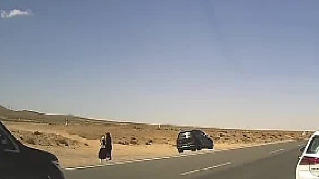 变道不看后车？