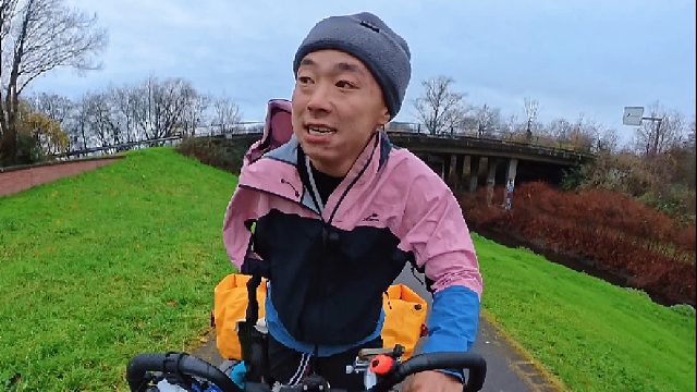 野外露营过夜，遭到当地警察的盘问！