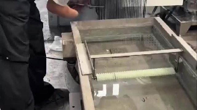 老板称怎么能委婉的告诉小伙子，他不适合这个行业呢，老板剪塑料管给费劲的浪费那么多