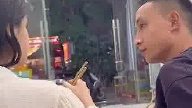 女生约男生出来吃饭，陌生兄弟一个动作让他看清女生
