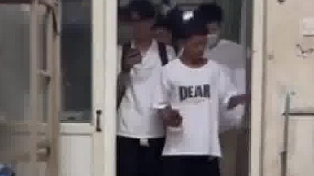 6名大学男生在宿舍表演坐电梯，成片效果出奇地真实​