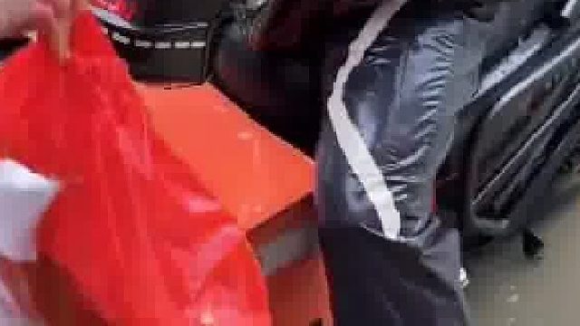 男子给外卖小哥说辛苦了，转头发现自己也不容易