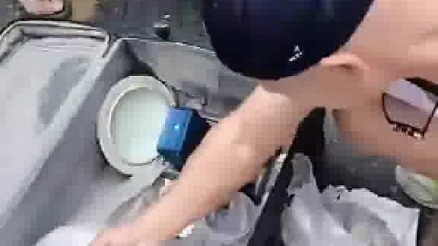 男子古玩街豪爽包摊