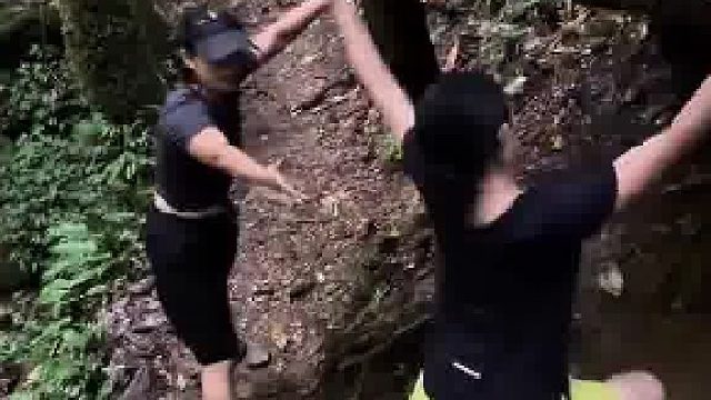 女子户外徒步没站稳，直接摔倒滑下去