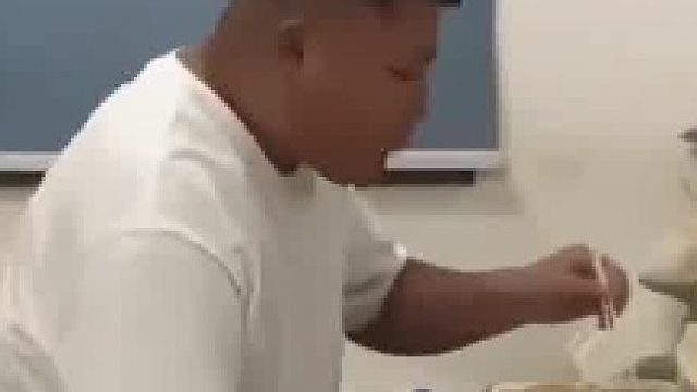 男子被五步蛇咬伤前臂，导致右手臂截肢，只能用左手吃饭