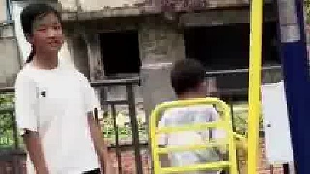 男子看到小朋友玩娱乐设施，瞬间被吓了一跳，连忙上前阻止