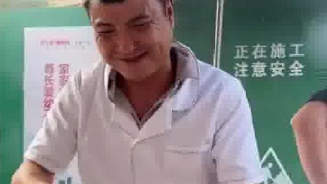 当男子摆摊的时候稍微打扮一下，把儿子弄来当服务员再让他带个眼罩