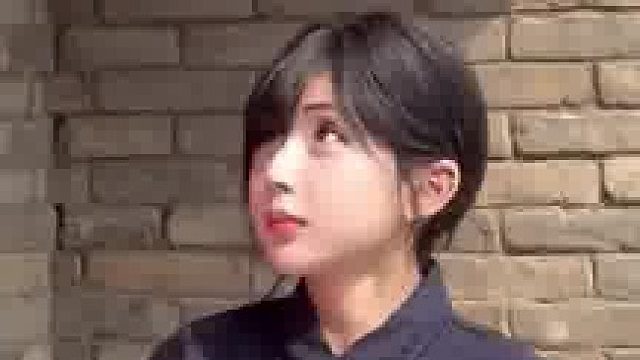 女生夏日奔赴司徒小镇，背后偷袭NPC，NPC转头没打到人​