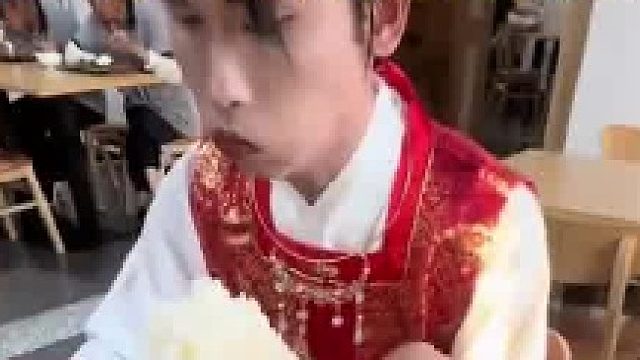 盲人小哥正沉浸式默默干饭，没想到朋友居然在一旁悄悄给加米饭