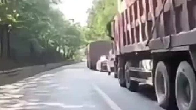 摩托车逆行超车，不料对向摩托车却故意“使坏”