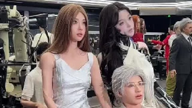 三个人同时cos机器人，要不是她笑了真看不出来是真人
