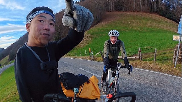 骑行瑞士遭遇“绝望山路”，上演善意推车接力赛。