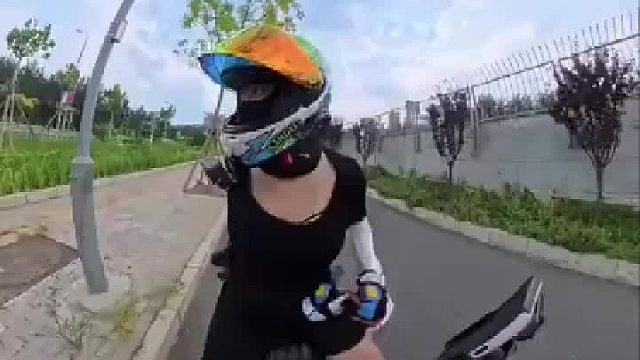 女骑眼睛不舒服于是减速打开双闪减速停车,后面一男子将女子连人带车一起撞翻