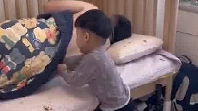 儿子往爸爸被子里塞雪球给熟睡的爸爸冻出“猴叫