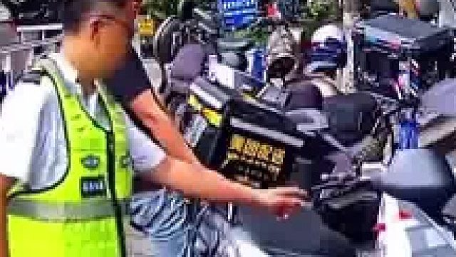 外卖电瓶车挡住了停车场入口，男子挪车时车子突然启动