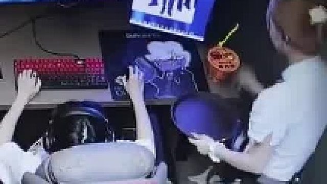 网管把泡面送到座位跟前，男生打开桶直接人看惜了.​