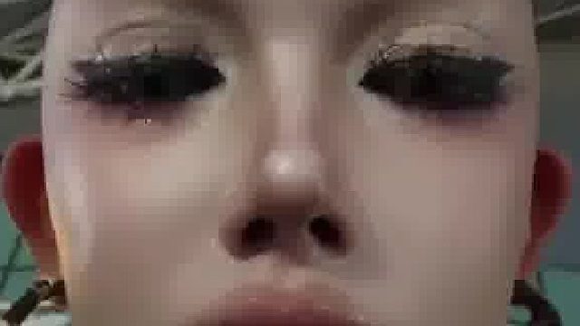 女子去看偶像的演唱会手环却被剪掉，化着精致的妆只能坐门口听，女子-在别人手上买的票没过户保安不认