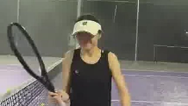 女子暴雨天去打网球，没想到棚子直接被吹开了，雨直接淋到女子​