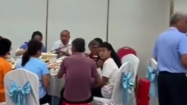 儿子为自己父亲订了三大桌酒席