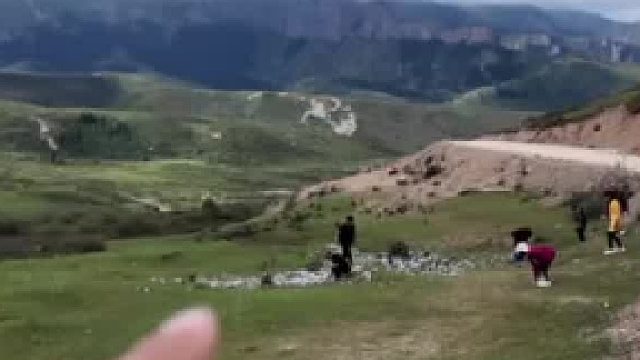 领队呼吁游客不要随意撒隆达纸，尊重自然尊重当地文化